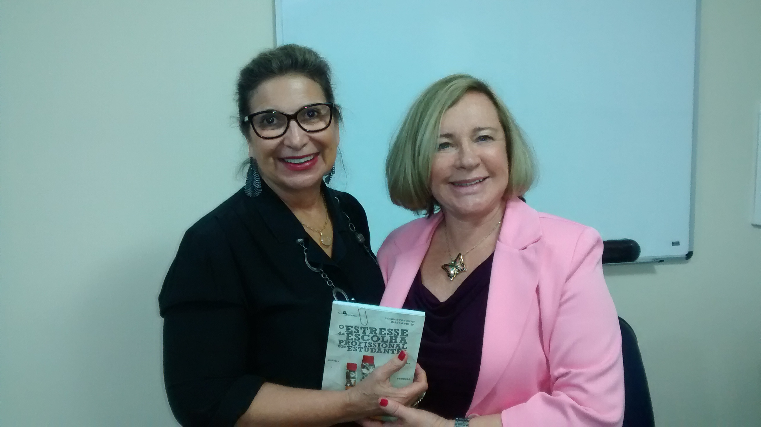 Marilda Lipp lança o  seu 25° livro em comemoração ao DIA do Combate ao Stress