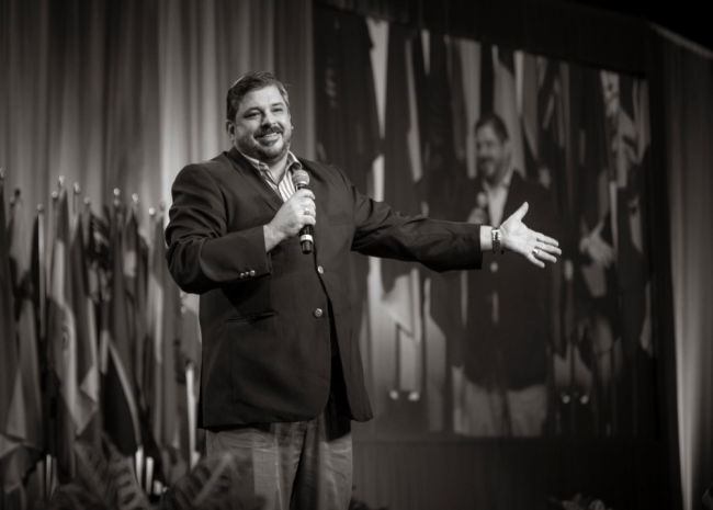 Eduh Rodrigues apresenta o tema: A Atitude Assertiva para o Sucesso na Comunicação com o Cliente
