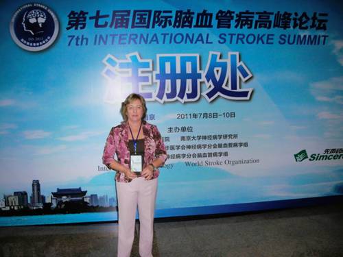 Dra. Marilda Lipp dando conferência como convidada em Beijing, na China.