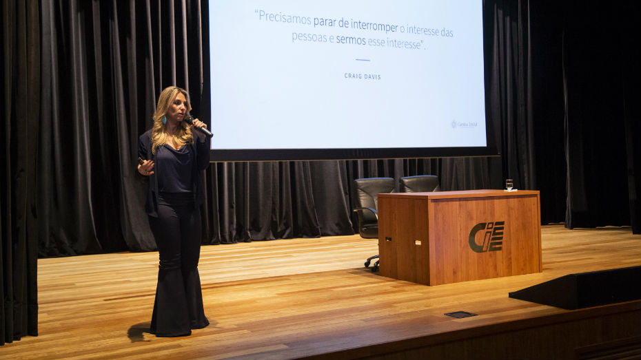Carolina Dostal dá dicas sobre como utilizar o LinkedIn